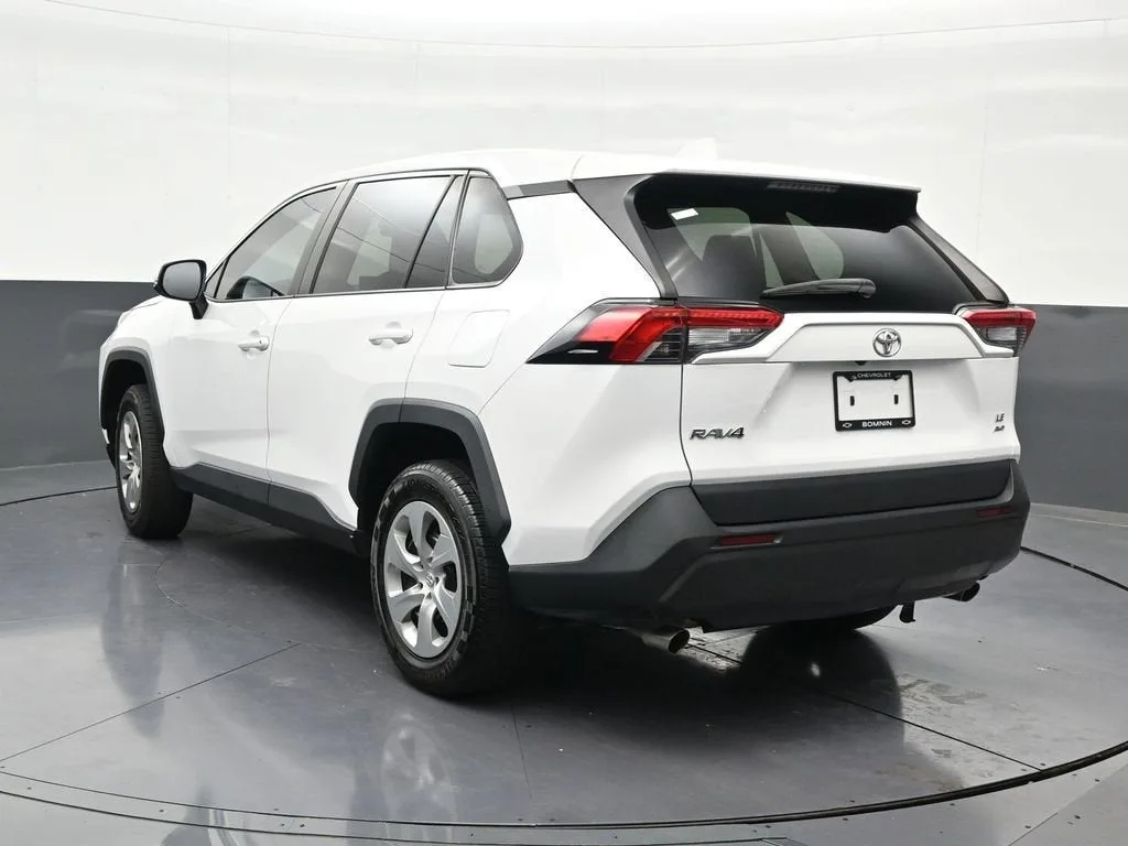 2022 Toyota RAV4 LE photo 3