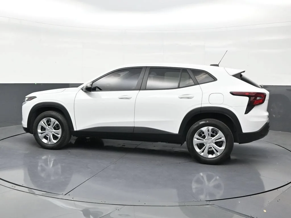 2024 Chevrolet Trax LS photo 2