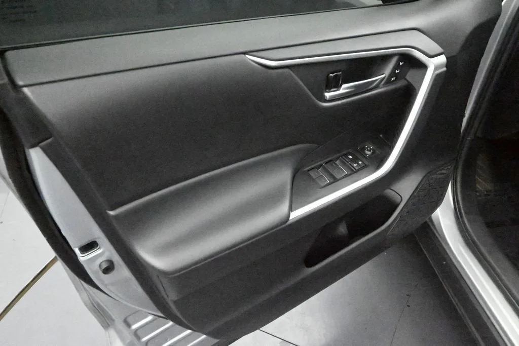 2024 Toyota RAV4 Hybrid XLE Premium photo 11