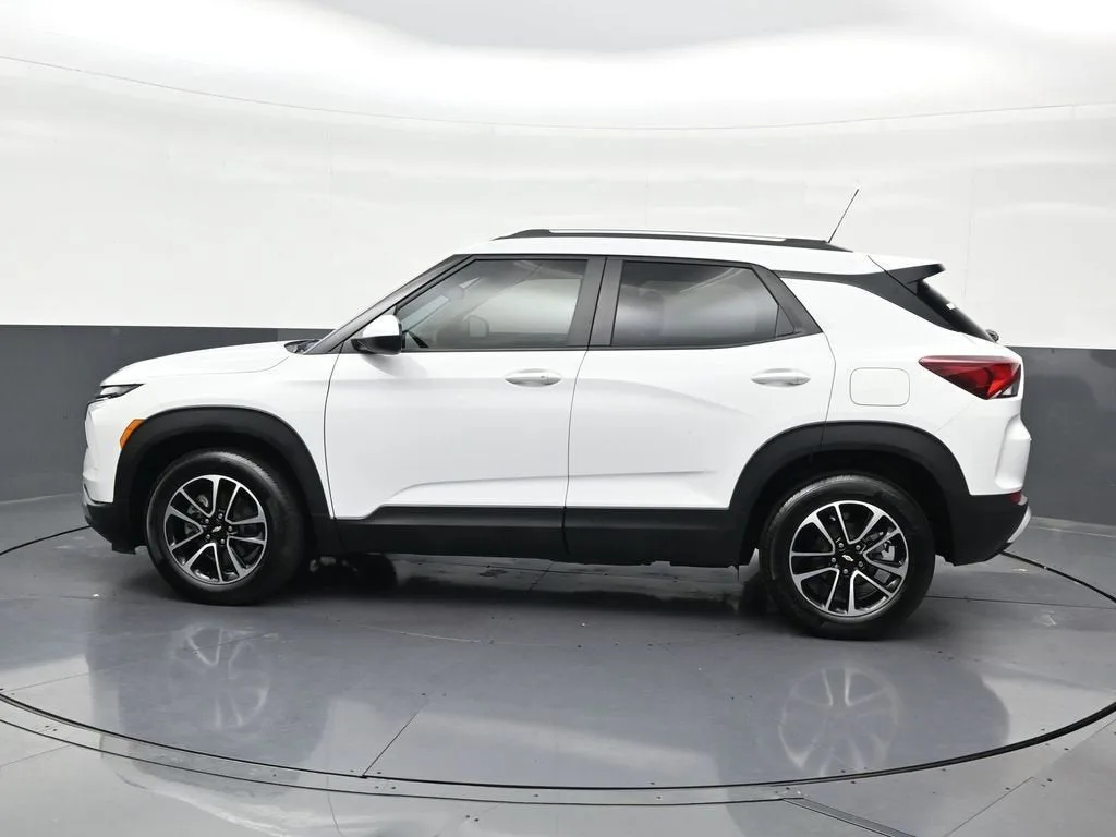 2025 Chevrolet Trailblazer LT photo 2