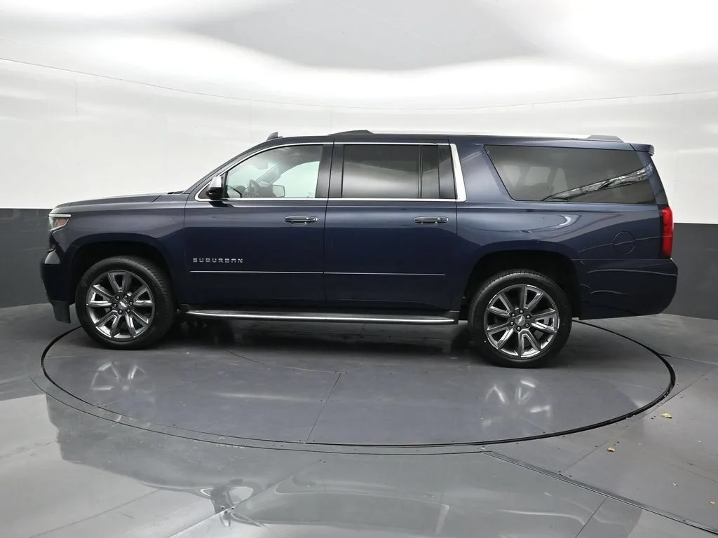 2019 Chevrolet Suburban Premier photo 2