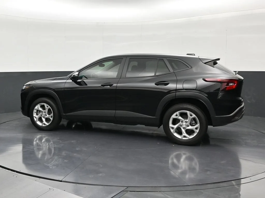 2024 Chevrolet Trax LS photo 2