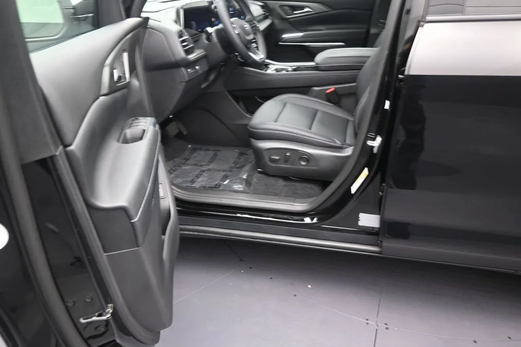 2025 Chevrolet Traverse LT photo 11