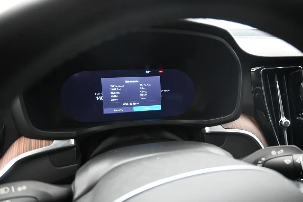 2024 Volvo S60 Recharge Plug-In Hybrid T8 Plus Dark Theme photo 12