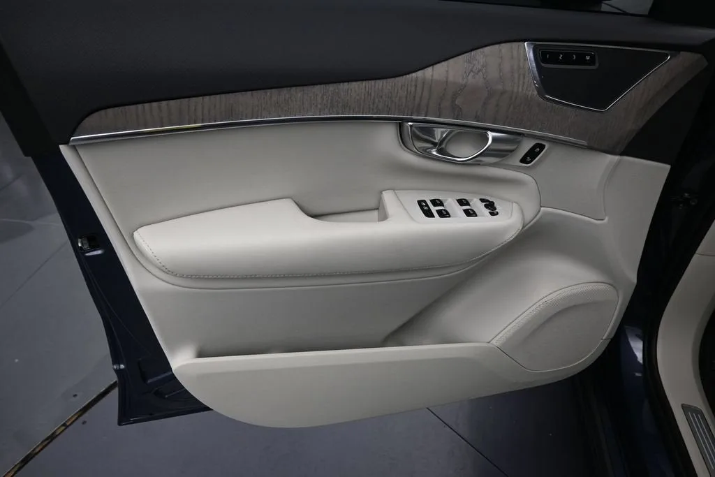 2023 Volvo XC90 B6 Plus 6-Seater photo 12