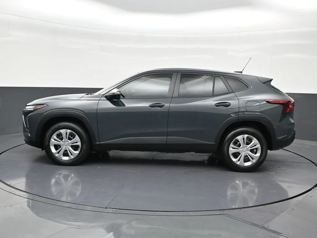 2025 Chevrolet Trax LS photo 2