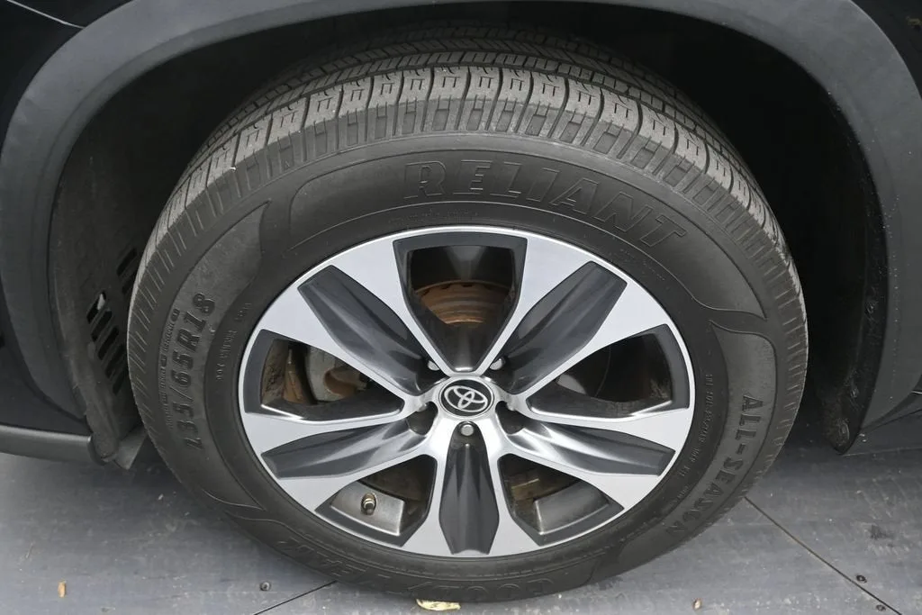 2021 Toyota Highlander XLE photo 9