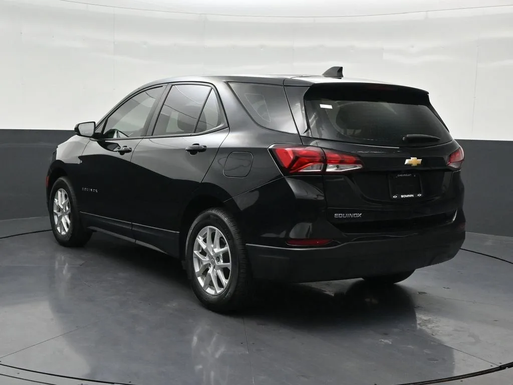 2023 Chevrolet Equinox LS photo 3