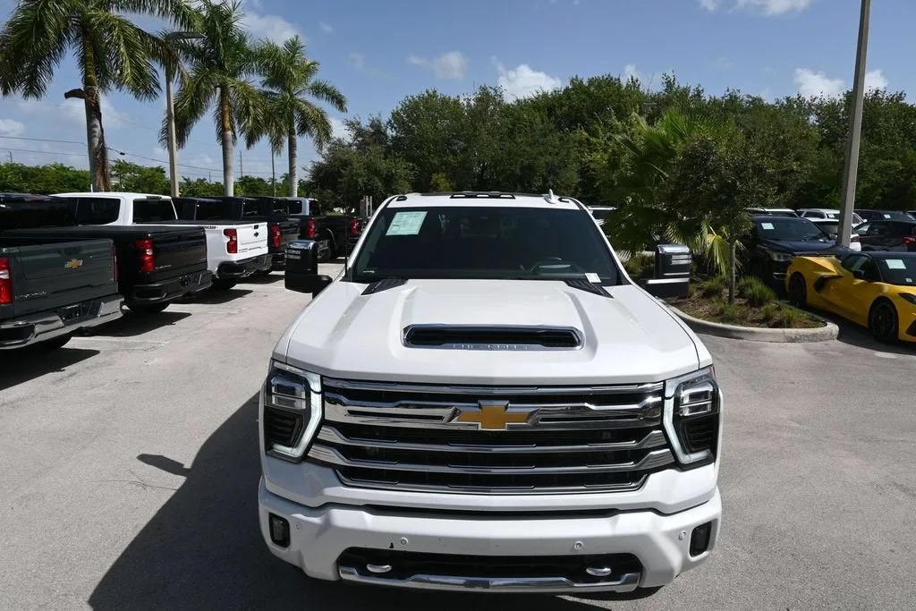 2025 Chevrolet Silverado 3500 HD High Country DRW photo 2