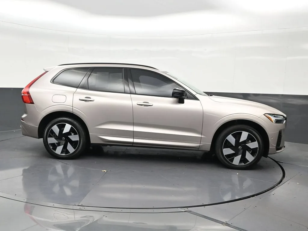 2025 Volvo XC60 Plug-In Hybrid Plus, T8 AWD Electric/Gasoline, Dark photo 7