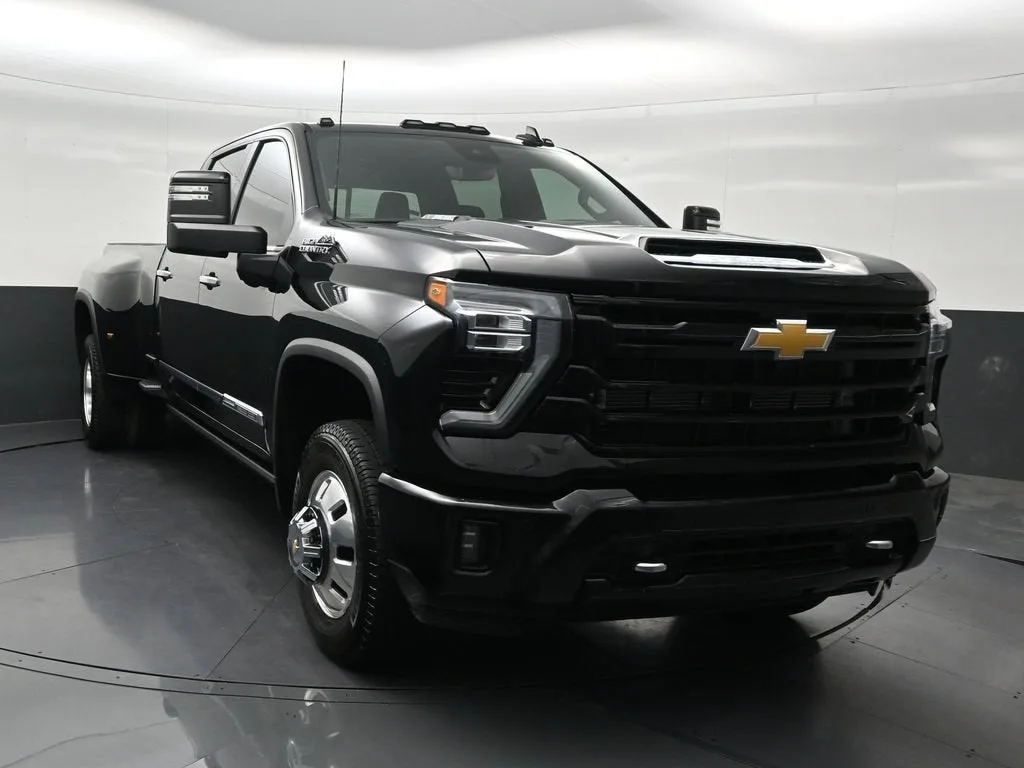 2026 Chevrolet Silverado 3500 HD High Country DRW photo 8