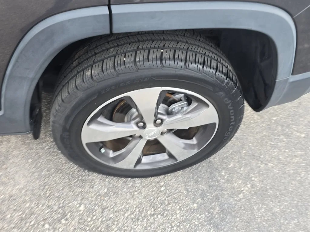 2019 Jeep Cherokee Limited FWD photo 9