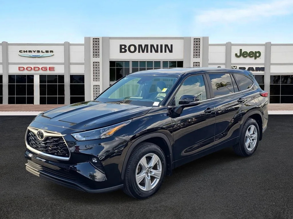 2023 Toyota Highlander LE photo 2
