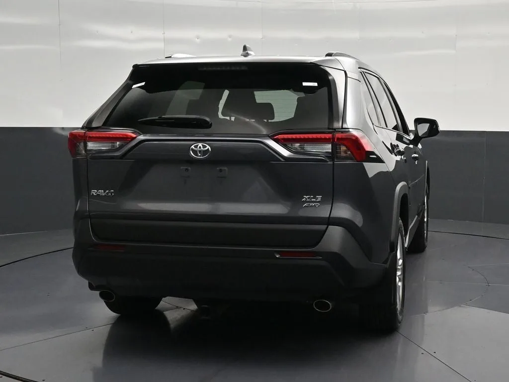 2021 Toyota RAV4 XLE photo 2