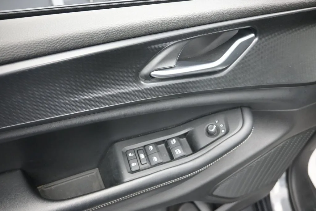 2023 Jeep Grand Cherokee Laredo photo 10