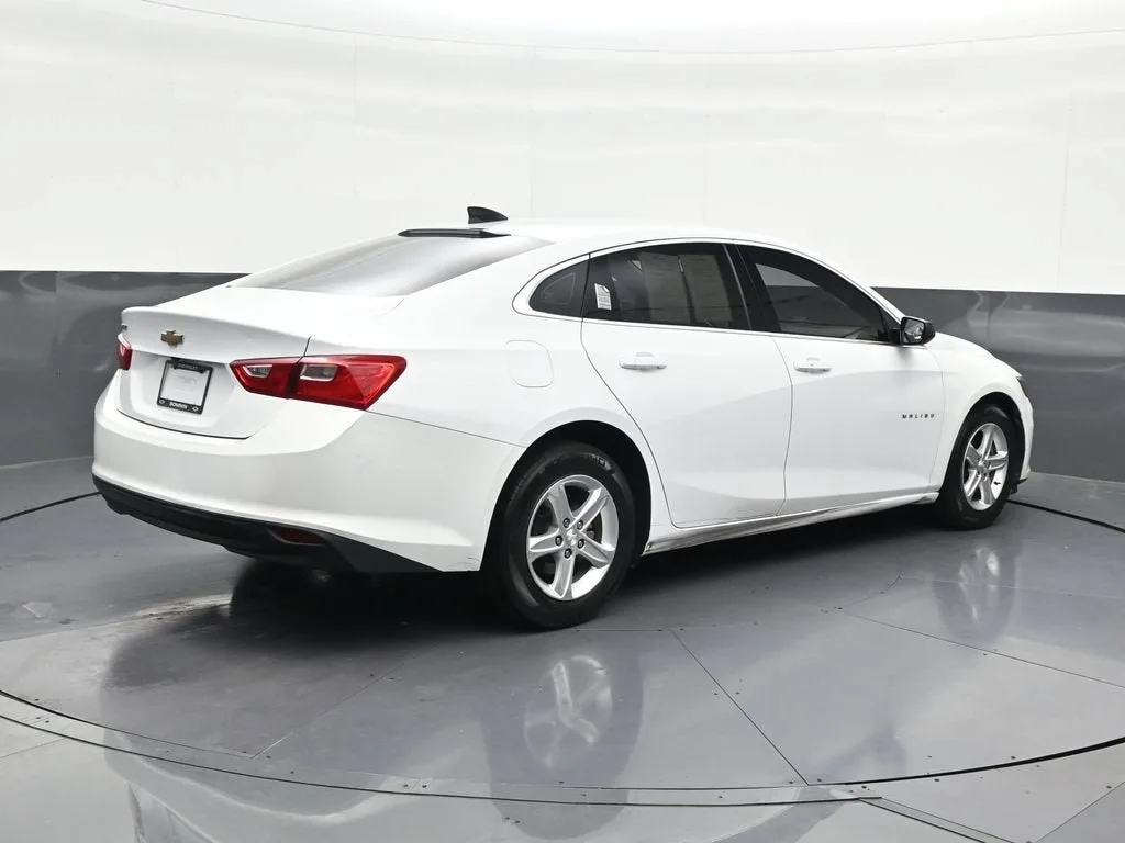 2022 Chevrolet Malibu LS photo 5