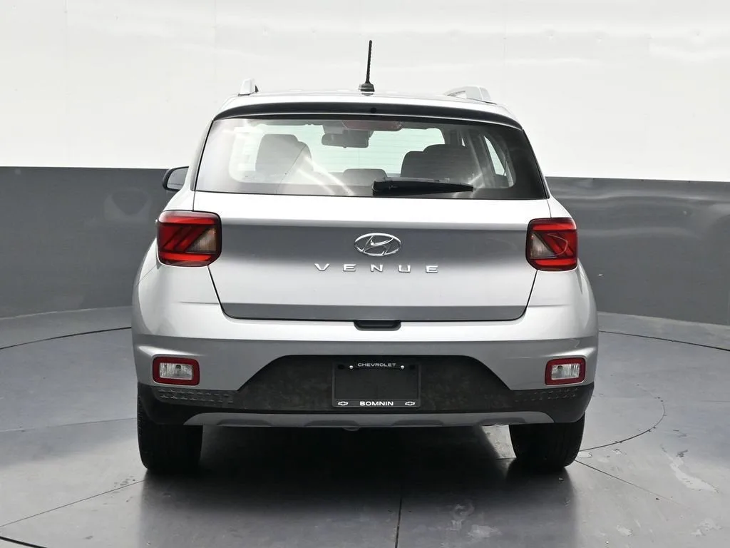 2023 Hyundai Venue SEL photo 4