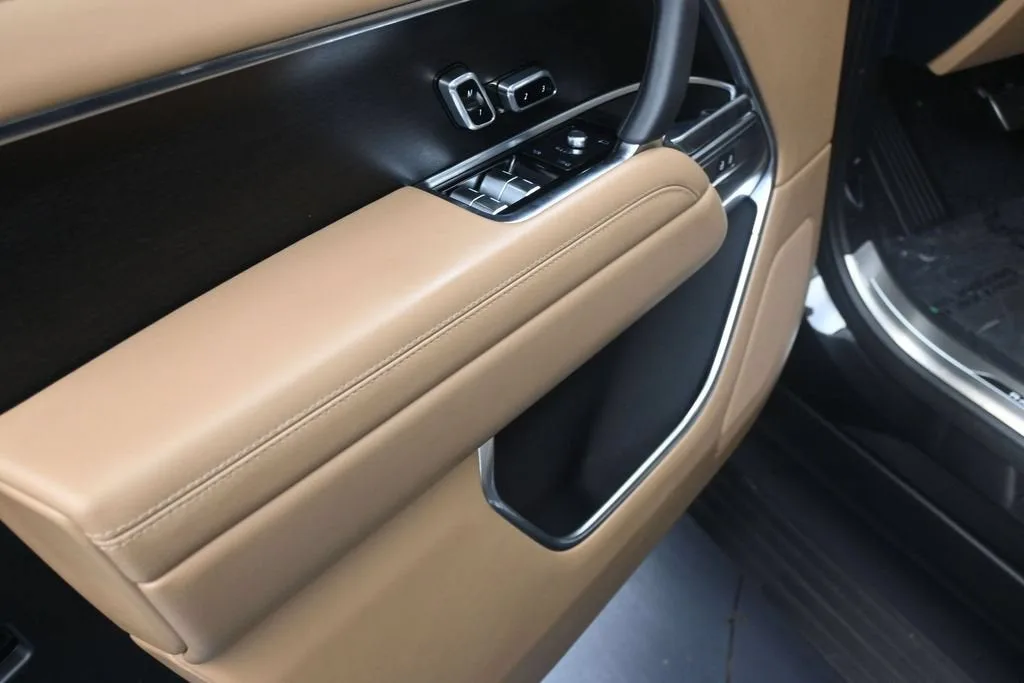 2025 Land Rover Range Rover P400 SE photo 9