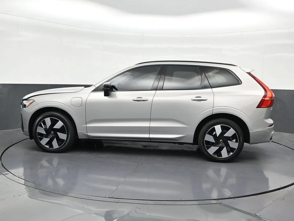 2025 Volvo XC60 Plug-In Hybrid Plus photo 2