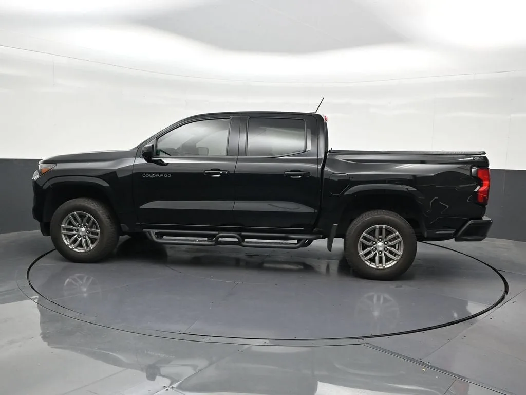 2024 Chevrolet Colorado LT photo 2