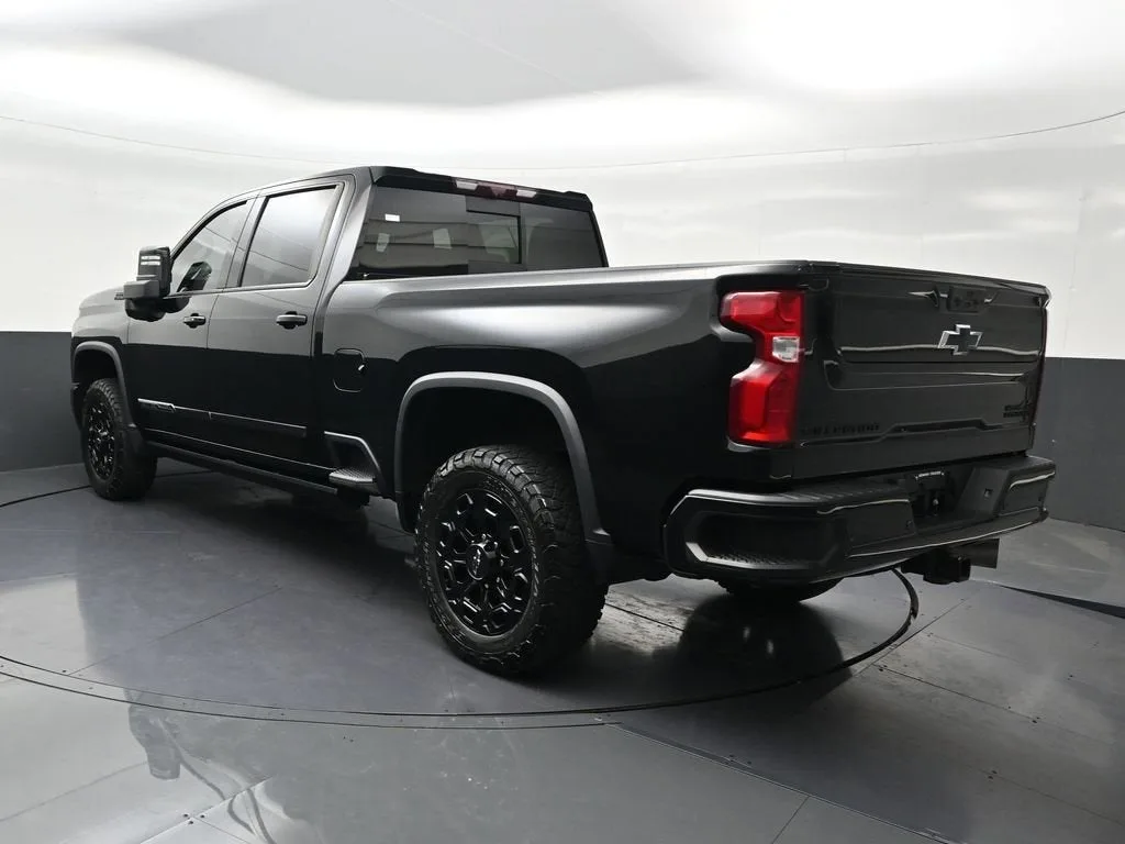2024 Chevrolet Silverado 2500 HD High Country photo 3