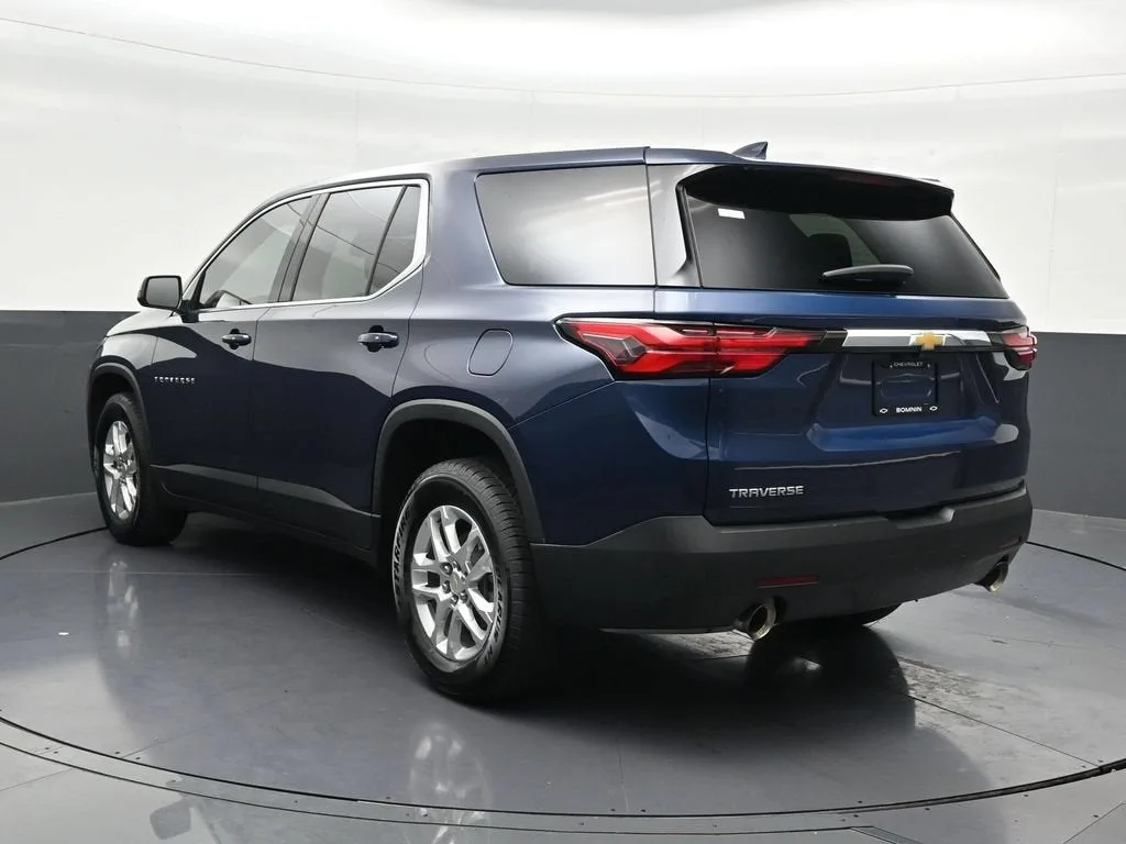 2023 Chevrolet Traverse LS photo 3