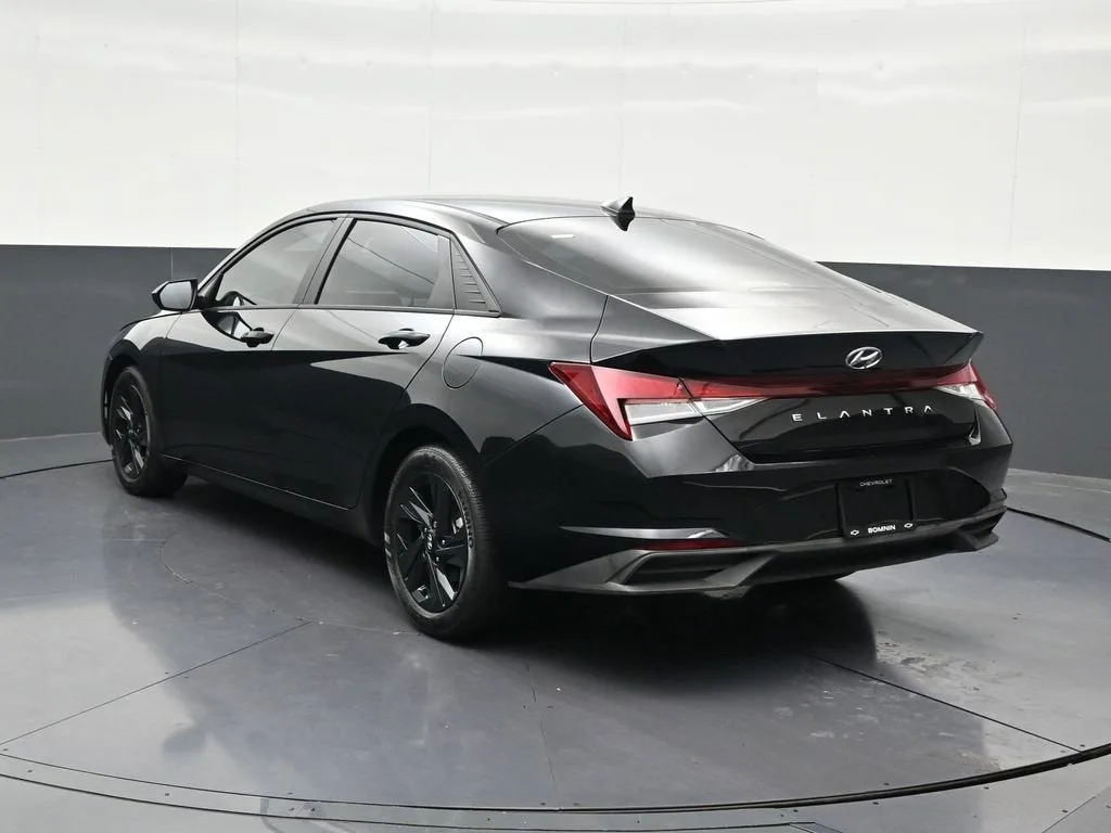2023 Hyundai Elantra SEL photo 3