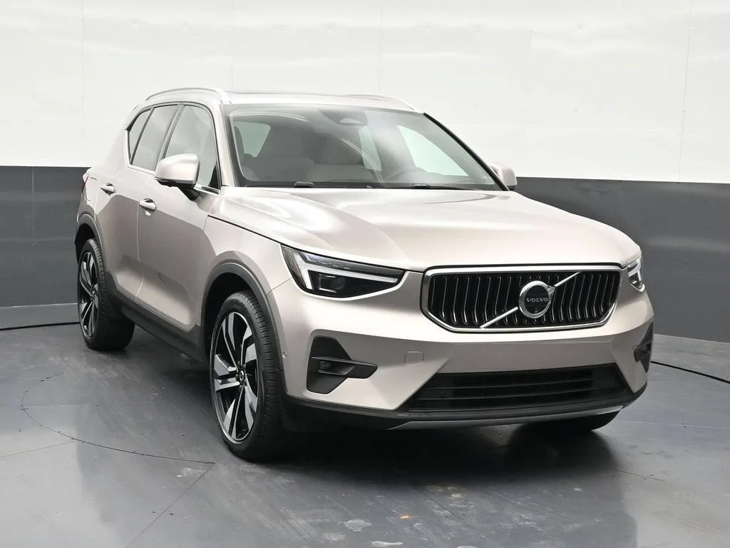 2024 Volvo XC40 B5 Plus Bright Theme photo 8