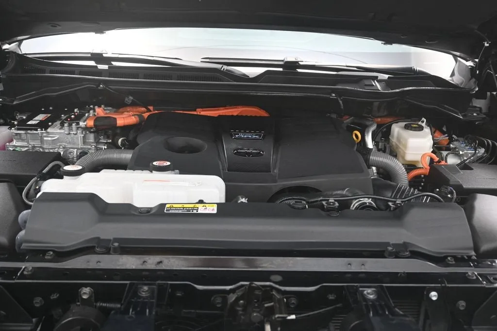 2025 Toyota Tundra Hybrid Platinum Hybrid CrewMax 5.5' Bed photo 11