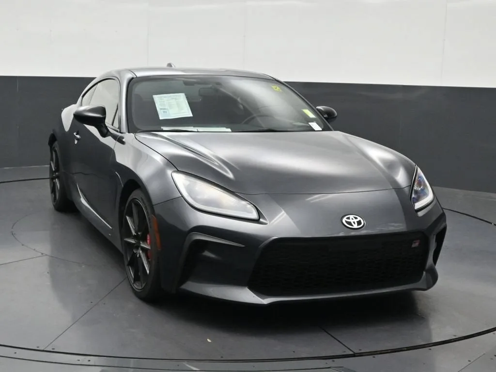 2024 Toyota GR86 2DR AT photo 8
