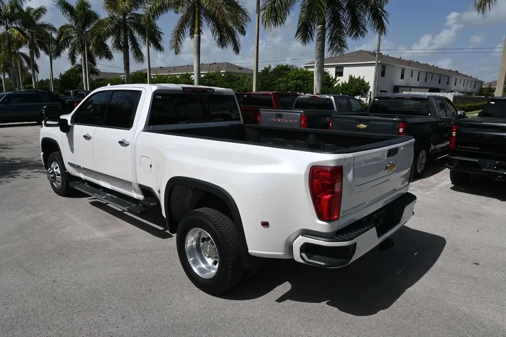 2025 Chevrolet Silverado 3500 HD High Country DRW photo 8