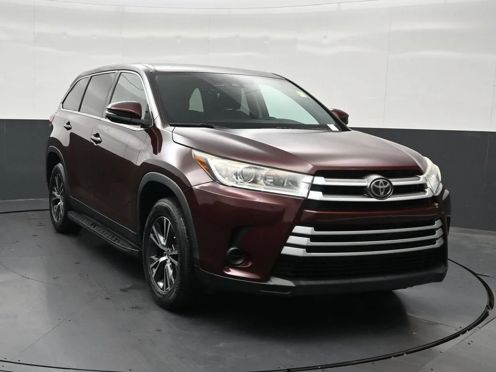 2019 Toyota Highlander LE photo 8