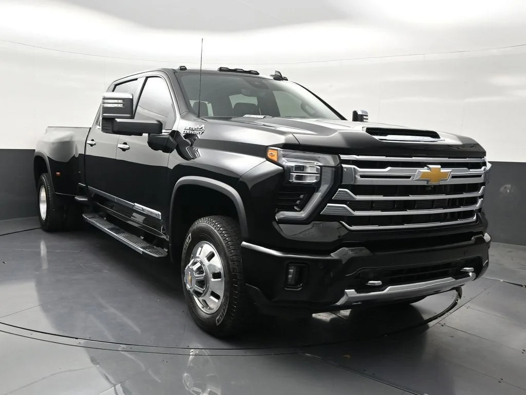 2026 Chevrolet Silverado 3500 HD High Country DRW photo 8