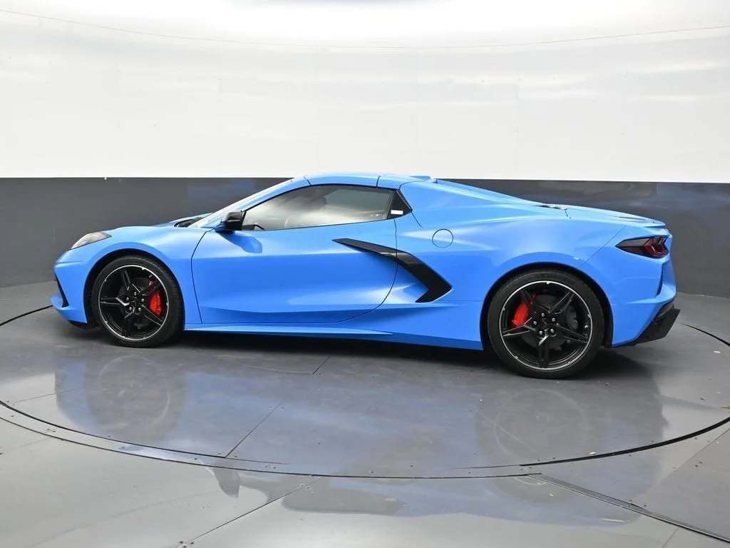 2025 Chevrolet Corvette Stingray 2LT photo 2