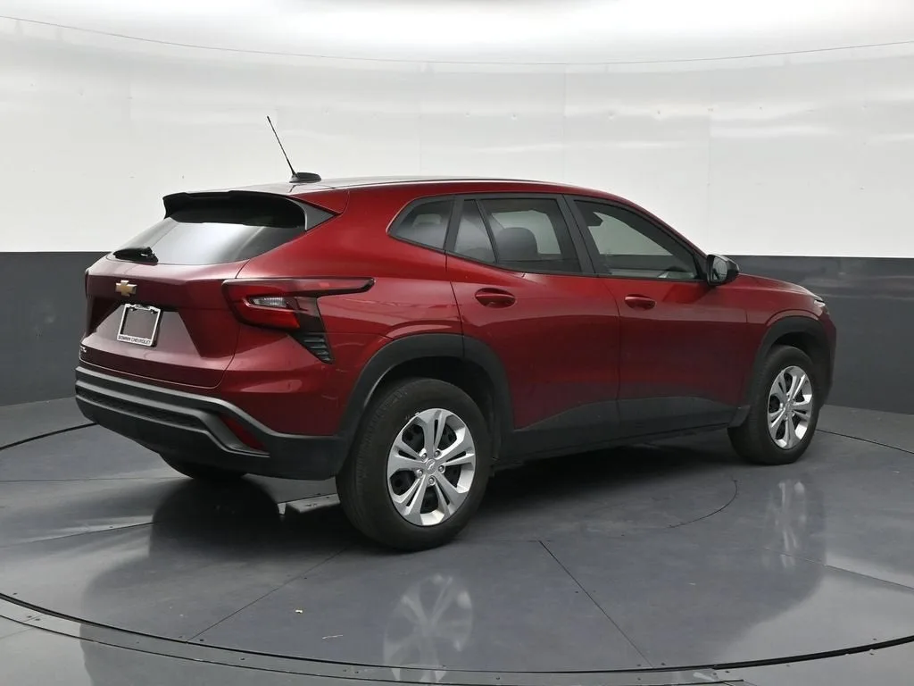 2025 Chevrolet Trax LS photo 5