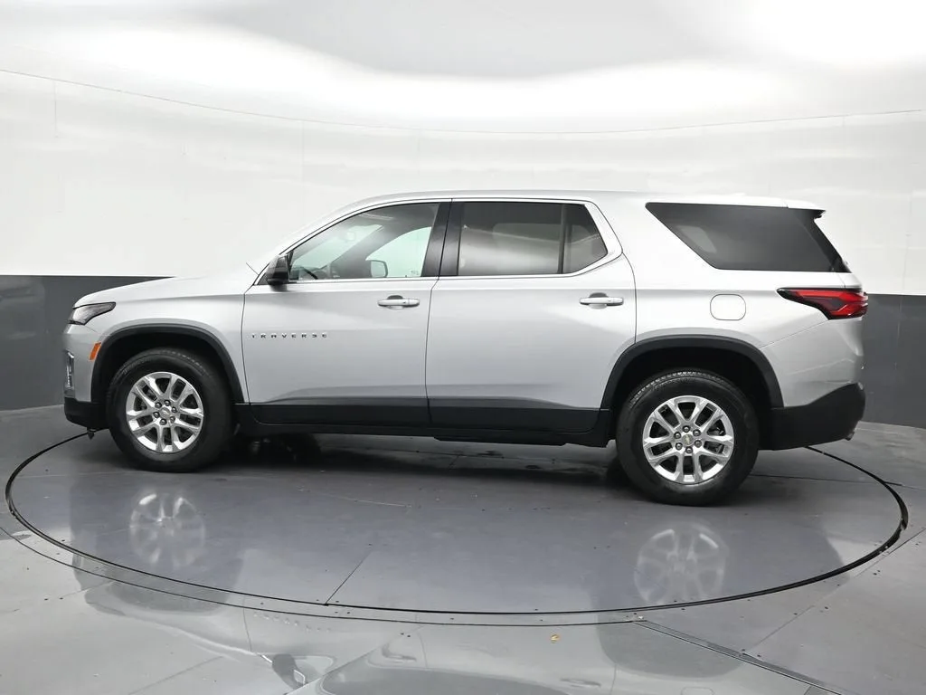 2022 Chevrolet Traverse LS photo 2