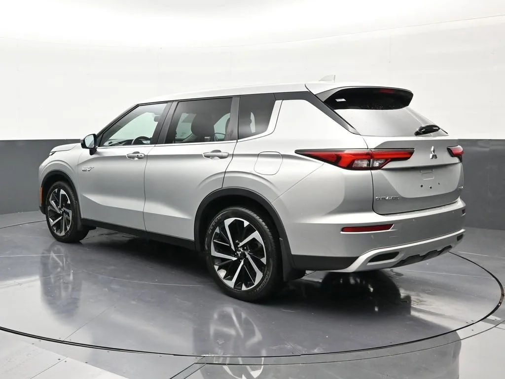 2023 Mitsubishi Outlander PHEV SE S-AWC photo 3