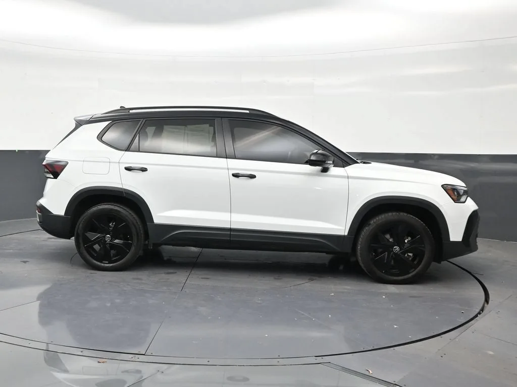 2025 Volkswagen Taos 1.5T SE Black photo 6