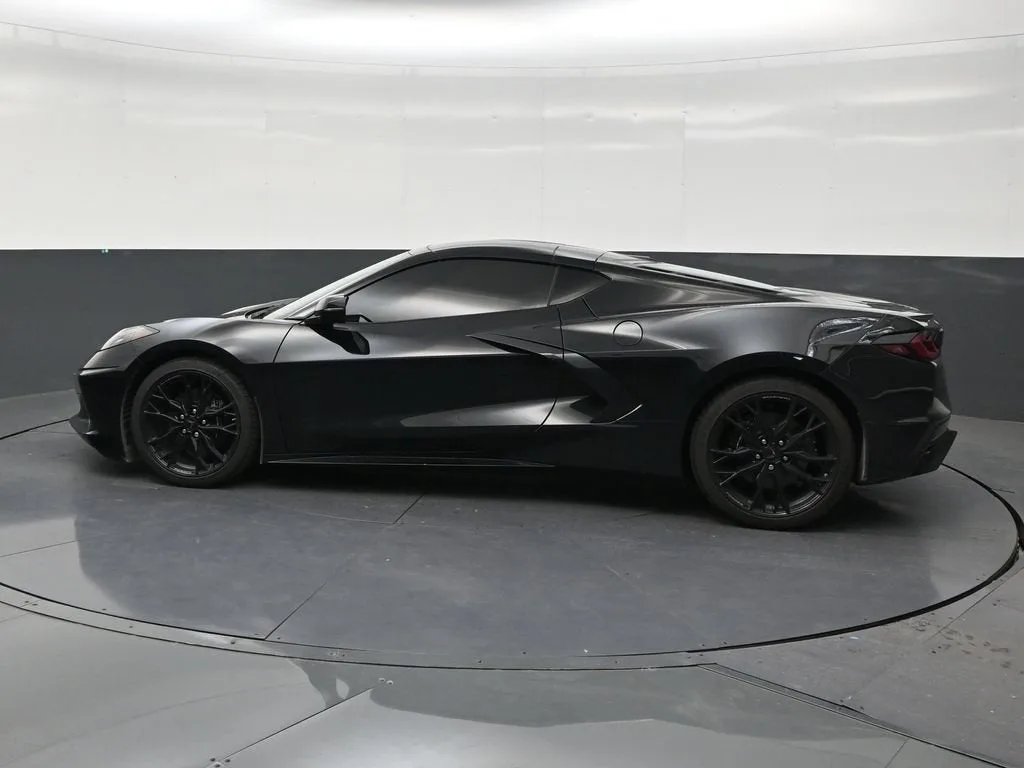 2025 Chevrolet Corvette Stingray 2LT photo 2