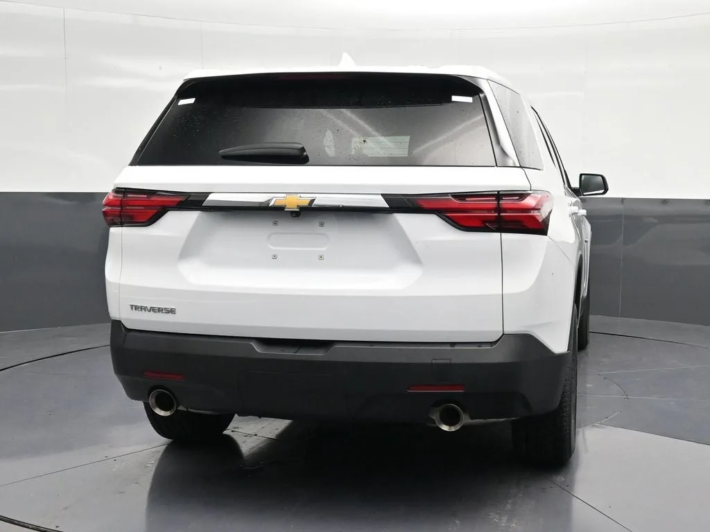 2023 Chevrolet Traverse LS photo 2
