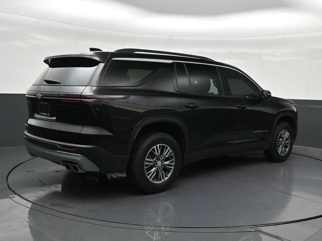 2025 Chevrolet Traverse LT photo 5