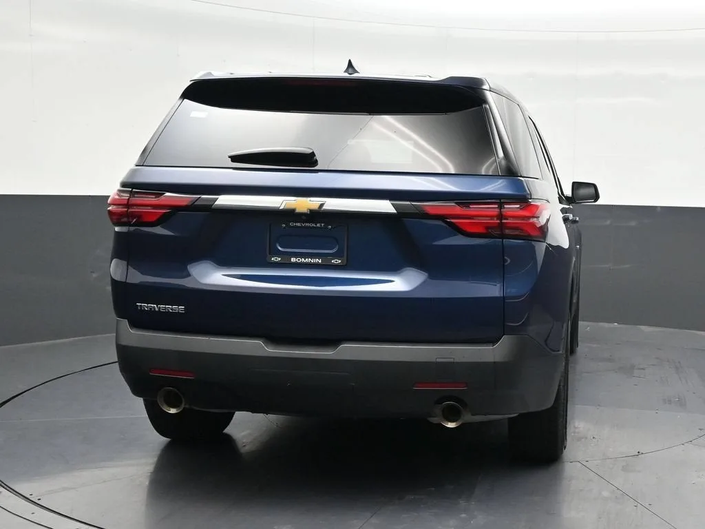 2023 Chevrolet Traverse LS photo 4