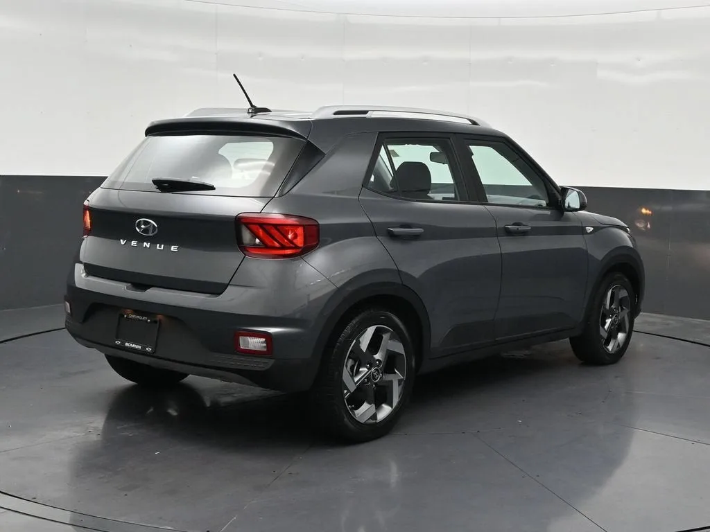 2024 Hyundai Venue SEL photo 5