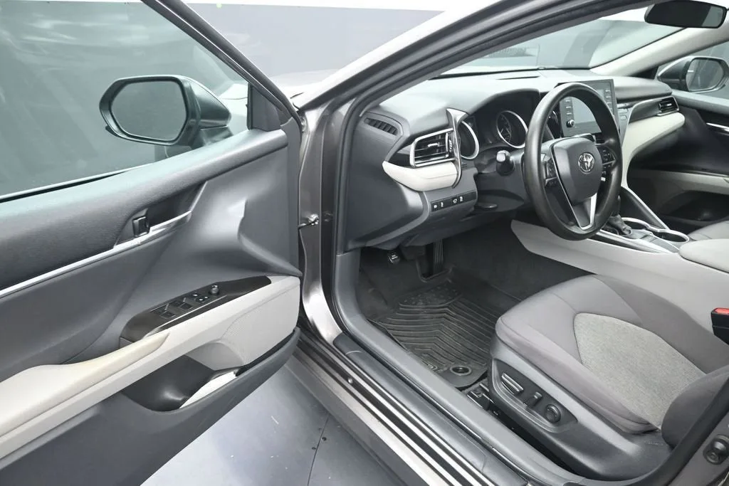 2022 Toyota Camry LE photo 10