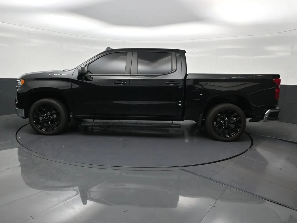 2024 Chevrolet Silverado 1500 LT photo 2