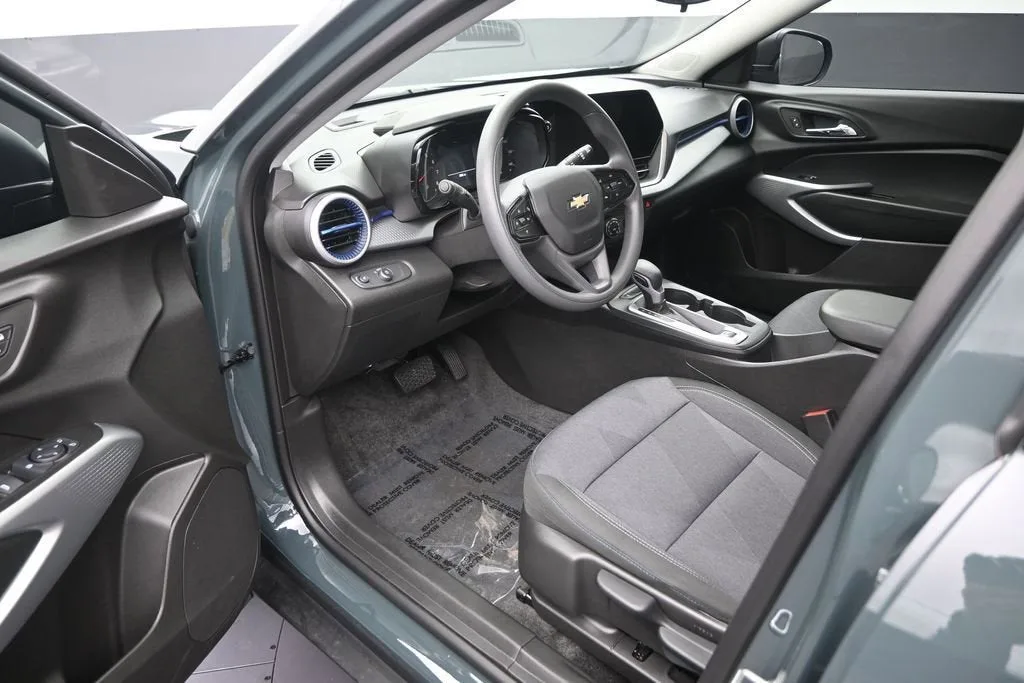2025 Chevrolet Trax LS photo 11
