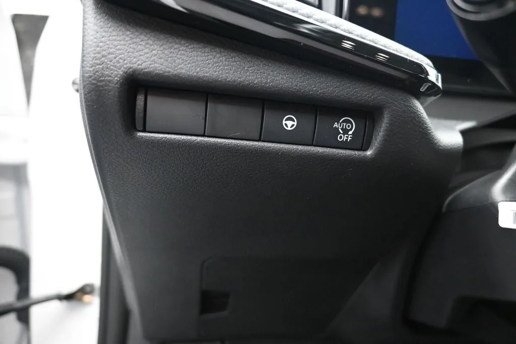 2025 Nissan Kicks SR photo 11