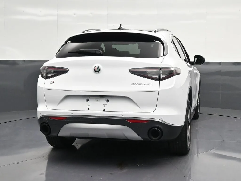 2024 Alfa Romeo Stelvio Ti photo 2