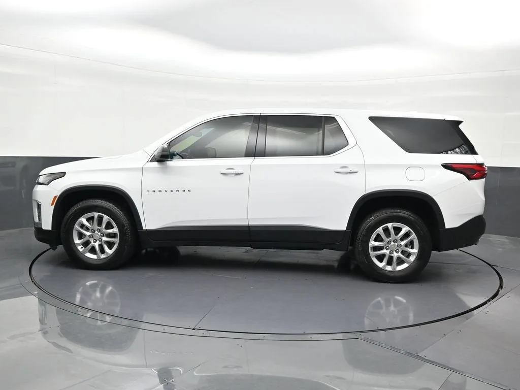 2023 Chevrolet Traverse LS photo 2