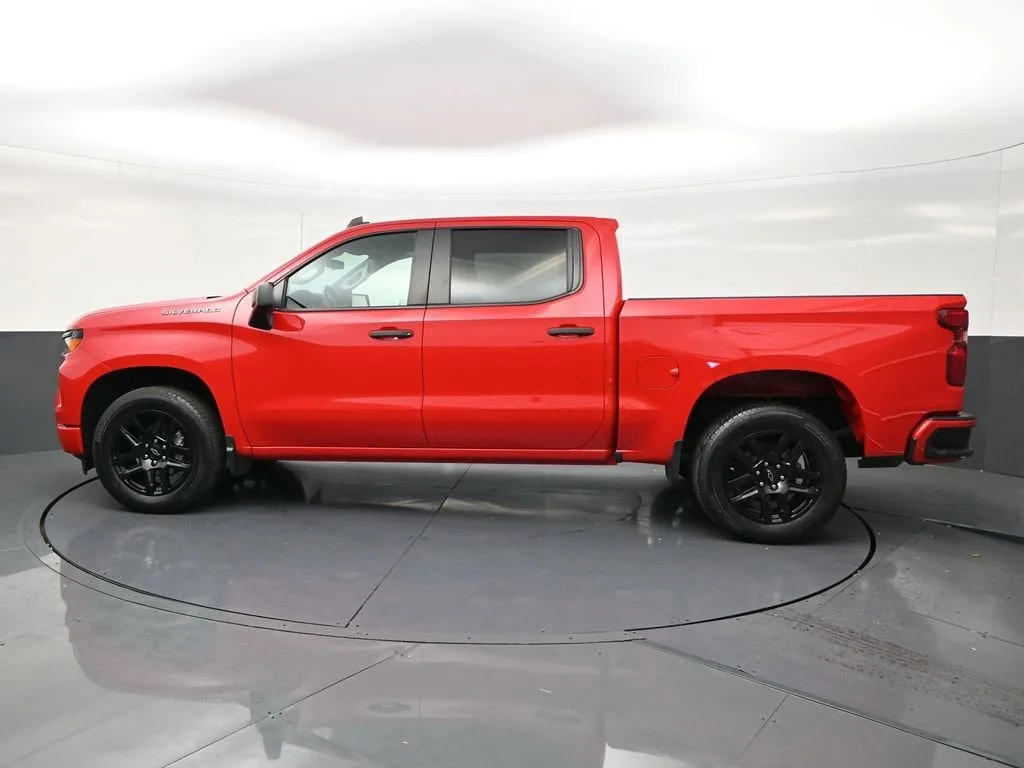 2023 Chevrolet Silverado 1500 Custom photo 2